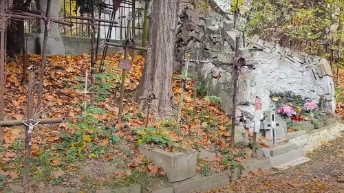 Lapidarium niechcianych krzyży w krakowskiej Górce Kościelnickiej