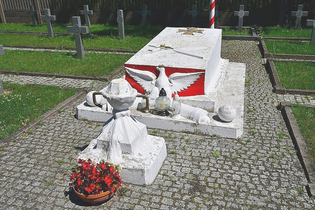 Cmentarz parafii Narodzenia N.M.P., Młodzieszyn