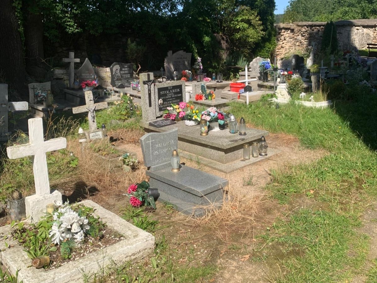 Cmentarz parafii Najświętszego Serca Pana Jezusa i Matki Bożej Ostrobramskiej, Sosnówka, gmina Podgórzyn