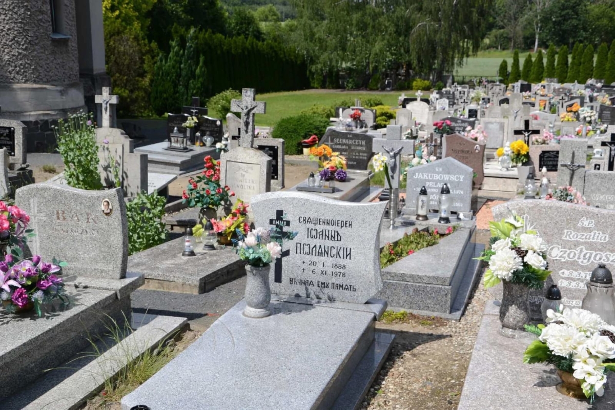 Cmentarz przy kościele Narodzenia Najświętszej Maryi Panny, Rogi, gmina Niemodlin
