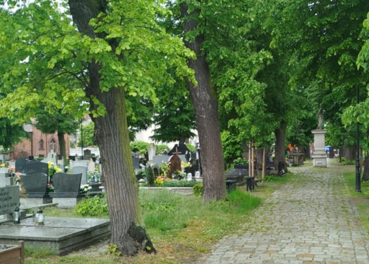 Cmentarz parafii św. Stanisława Biskupa, pl. Bankowy, Ostrów Wielkopolski